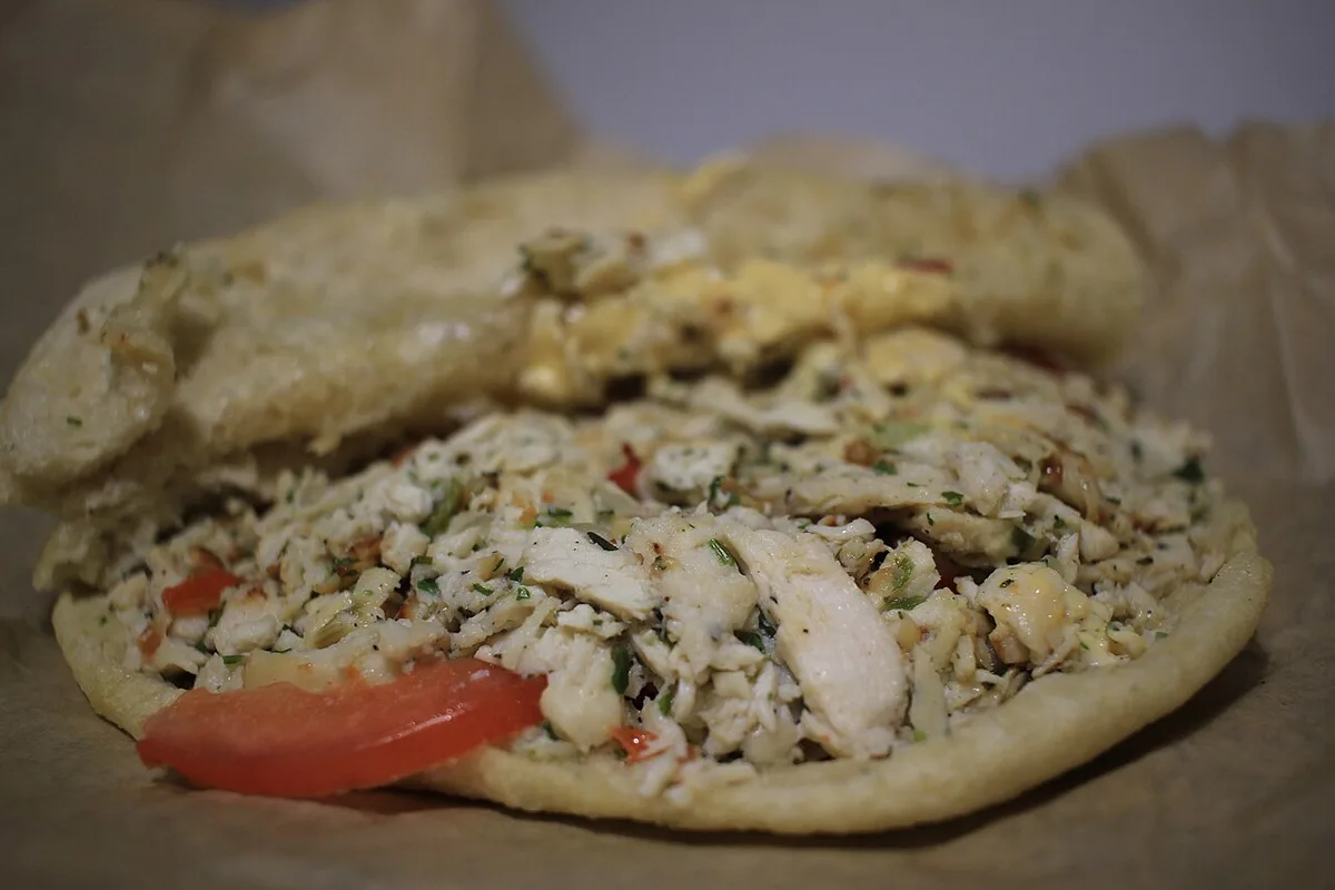 Bokit, spécialité de cuisine guadeloupéenne servie comme repas sur le pouce