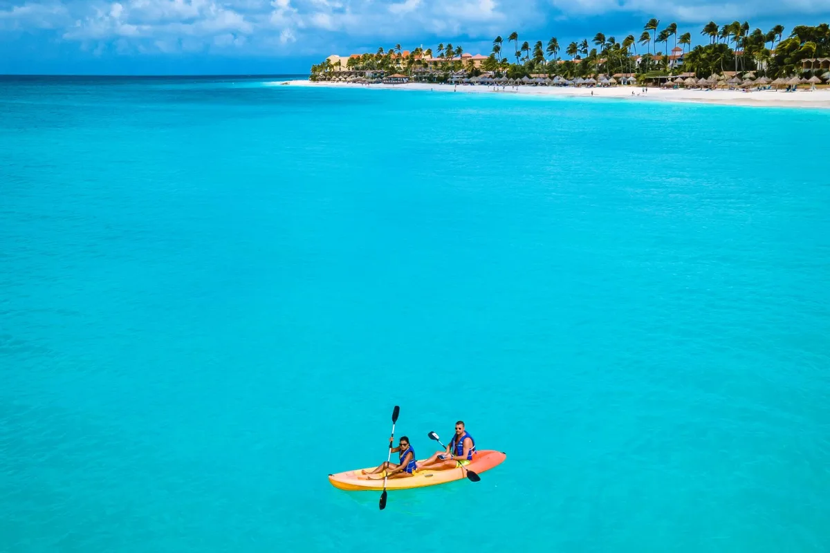 Kayak sur un lagon turquoise aux Antilles
