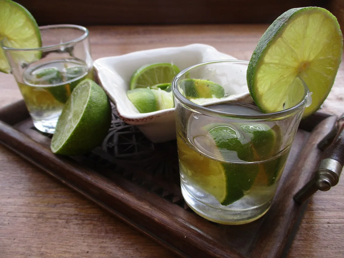 Ti-punch, boisson emblématique associée aux repas en Guadeloupe
